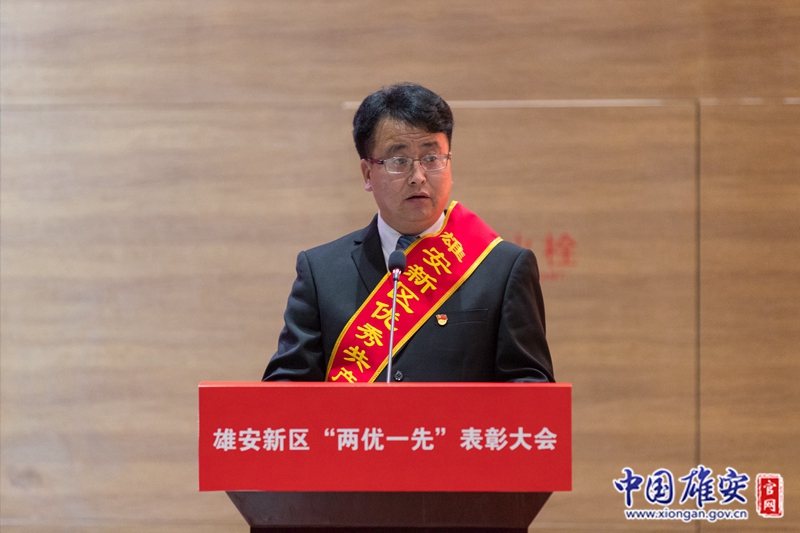 “作為一名共產(chǎn)黨員，我不一定是做得最好的，但我一定是干得最用心的。在征遷時(shí)我給自己定的目標(biāo)是：不讓任何一個(gè)老百姓帶著遺憾搬走。面對(duì)回遷，我的新目標(biāo)是：讓每一個(gè)老百姓帶著笑容，幸福地搬入新家。”6月28日，在雄安新區(qū)“兩優(yōu)一先”表彰大會(huì)上，王占忠作為雄安新區(qū)基層優(yōu)秀共產(chǎn)黨員代表，站在臺(tái)上發(fā)言。中國(guó)雄安官網(wǎng)記者牛思佳 攝