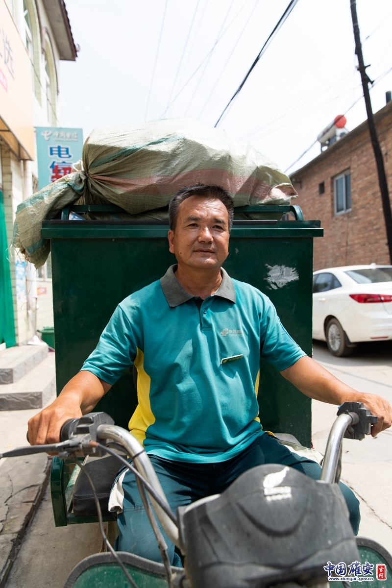 今年5月，楊小合入選“中國好人榜”。他在做好本職工作的同時，從未停止過學習的腳步。他告訴記者：“設立河北雄安新區是千年大計、國家大事！我要不斷學習新區創新發展理念，與時俱進，展現咱雄安郵政人的新風貌。”中國雄安官網記者高盟 攝