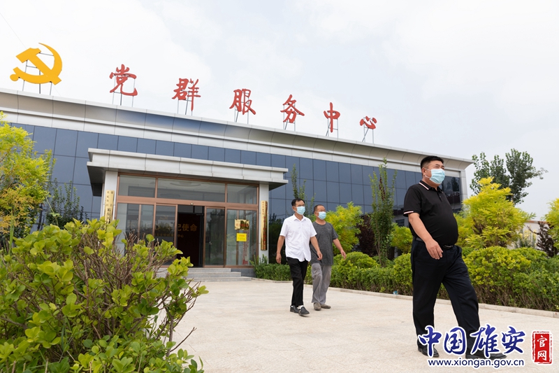 雄安新區(qū)設(shè)立后，蘭占友對自己提出更高標(biāo)準(zhǔn)更高要求。2019年6月，蘭占友跟隨雄縣學(xué)習(xí)考察團(tuán)到都江堰、上海等地培訓(xùn)走訪，學(xué)習(xí)美麗鄉(xiāng)村建設(shè)的先進(jìn)理念、先進(jìn)經(jīng)驗(yàn)、先進(jìn)模式。通過調(diào)研，他發(fā)現(xiàn)當(dāng)?shù)剞r(nóng)村建設(shè)大多通過黨群服務(wù)中心開展便民服務(wù)工作。回來后，蘭占友心里總是惦記著這件事兒。“一方面加強(qiáng)基層黨建，讓基層黨組織更有戰(zhàn)斗力，更好地為人民服務(wù)。另一方面經(jīng)濟(jì)發(fā)展了，我得想辦法讓大家伙兒的日子過得更舒心、更敞亮，所以我就咬牙決定建成它！”中國雄安官網(wǎng)記者毛鶴然 攝